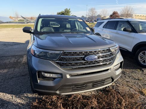 Used 2023 Ford Explorer XLT w/ Equipment Group 202A image 3