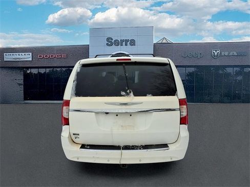 Used 2012 Chrysler Town & Country Touring image 5