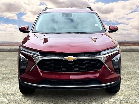 Used 2025 Chevrolet Trax LT image 2