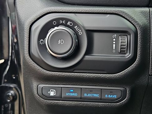 Used 2023 Jeep Wrangler Unlimited Sahara w/ Cold Weather Group AWD/4WD image 26