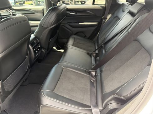 Used 2025 Jeep Grand Cherokee Altitude AWD/4WD image 23