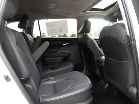 Used 2020 Toyota Highlander XLE AWD/4WD image 14