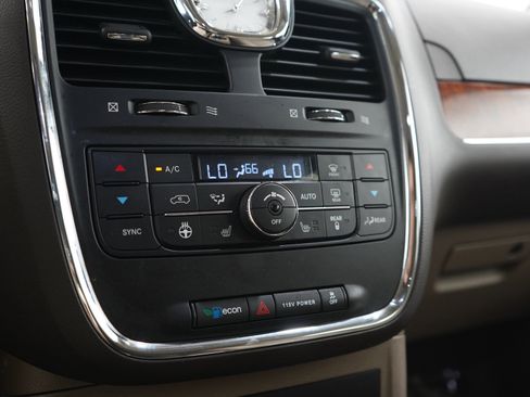 Used 2015 Chrysler Town & Country Touring-L w/ Driver Convenience Group FWD image 25