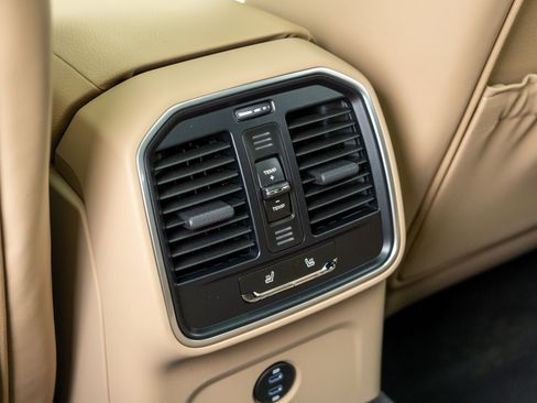 Certified 2025 Porsche Macan image 33