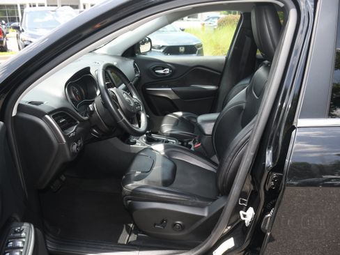 Used 2019 Jeep Cherokee Latitude Plus AWD/4WD image 7