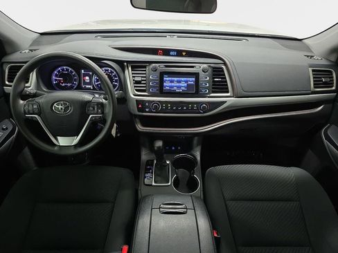 Used 2019 Toyota Highlander LE AWD/4WD image 12