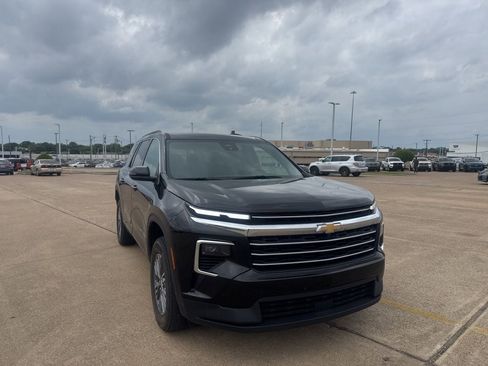 Used 2025 Chevrolet Traverse LT image 2