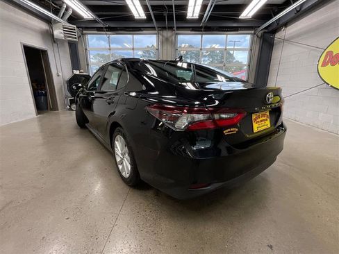 Used 2022 Toyota Camry LE FWD image 3