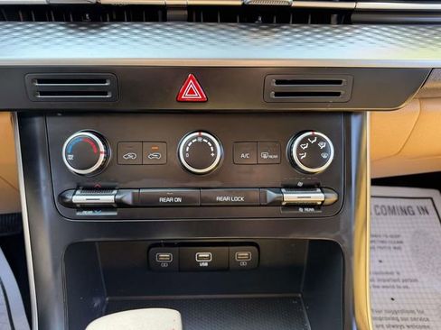 Used 2024 Kia Carnival LX FWD image 21