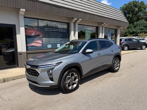 Used 2025 Chevrolet Trax LT w/ Driver Confidence Package FWD image 2
