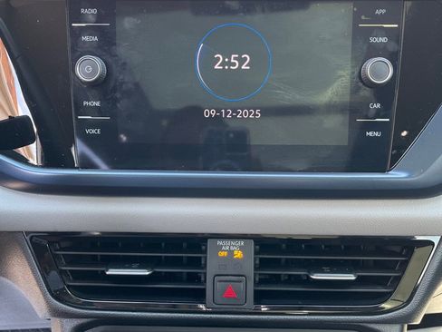 Used 2022 Volkswagen Taos SE w/ Panoramic Sunroof Package image 9