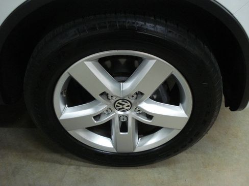 Used 2013 Volkswagen Touareg Sport image 17