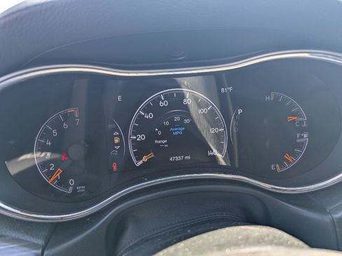Used 2019 Jeep Grand Cherokee Altitude AWD/4WD image 10