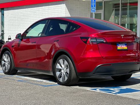 Used 2024 Tesla Model Y Long Range AWD/4WD image 5