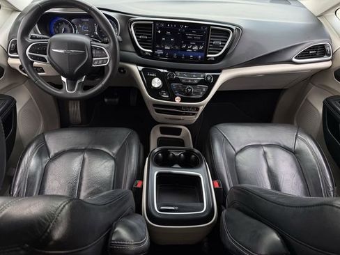 Used 2022 Chrysler Pacifica Touring-L image 10