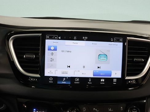 Used 2025 Chrysler Pacifica Select image 11