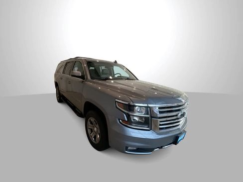 Used 2018 Chevrolet Suburban LT image 2