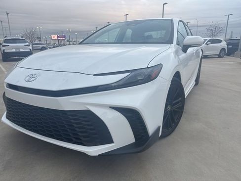 Used 2025 Toyota Camry SE image 1