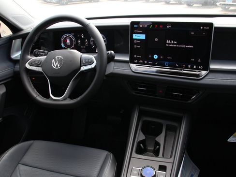 New 2026 Volkswagen Tiguan SE FWD image 23