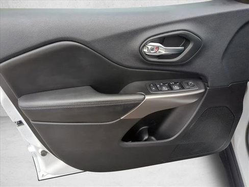 Used 2019 Jeep Cherokee Latitude Plus w/ Cold Weather Group image 9