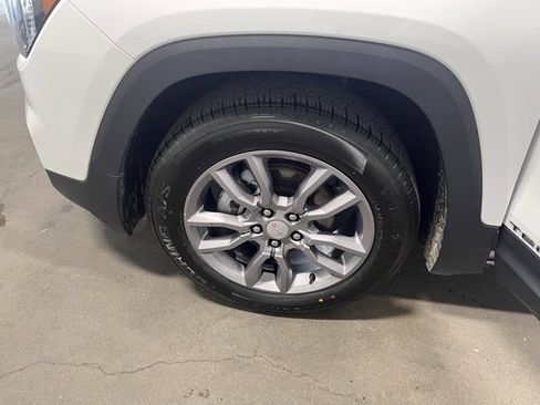 Used 2024 GMC Terrain SLT image 29