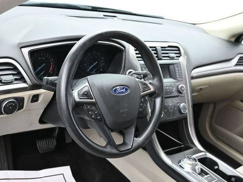 Used 2018 Ford Fusion SE FWD image 16