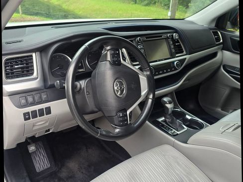 Used 2019 Toyota Highlander Plus FWD image 17