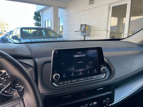 Used 2025 Nissan Rogue SV image 17