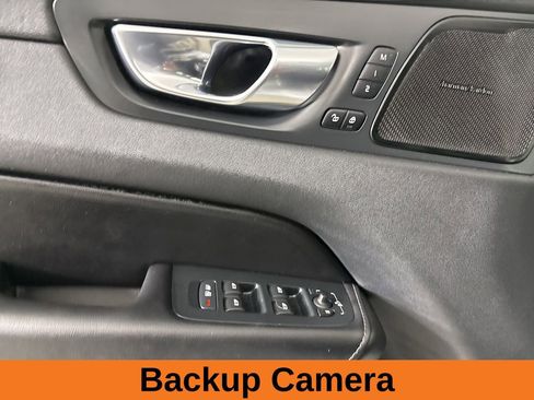 Used 2022 Volvo XC60 B5 Inscription image 10