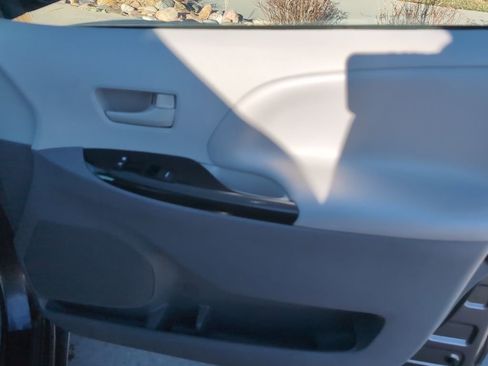 Used 2014 Toyota Sienna LE image 30