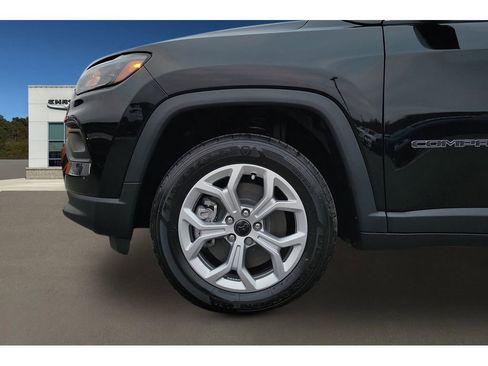 New 2026 Jeep Compass Latitude image 9