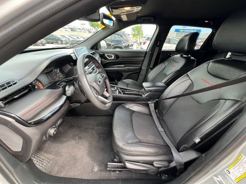 Used 2025 Jeep Compass Trailhawk AWD/4WD image 19