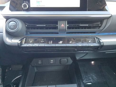Used 2025 Toyota Prius XLE FWD image 33