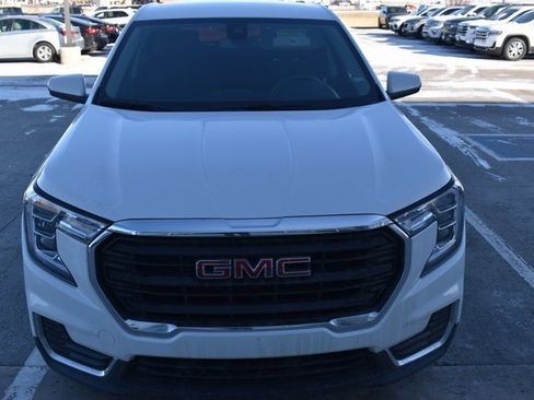 Used 2024 GMC Terrain SLE image 2