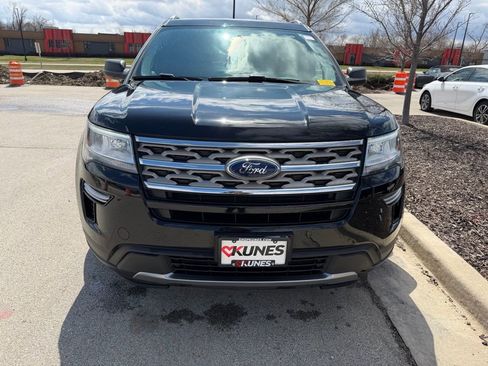 Used 2018 Ford Explorer XLT image 3