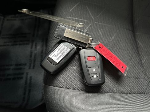 Used 2021 Toyota RAV4 XLE image 11