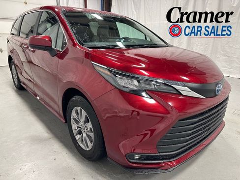 Used 2025 Toyota Sienna XLE AWD/4WD image 1