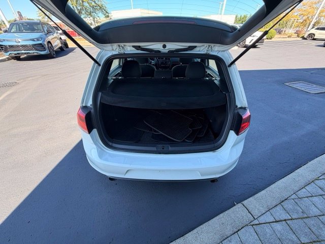 Used 2017 Volkswagen Golf 4-Door FWD image 9