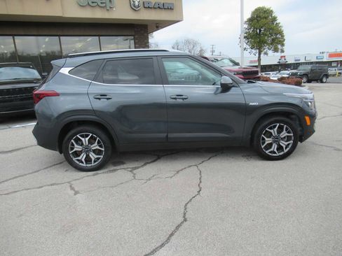 Used 2023 Kia Seltos EX image 7