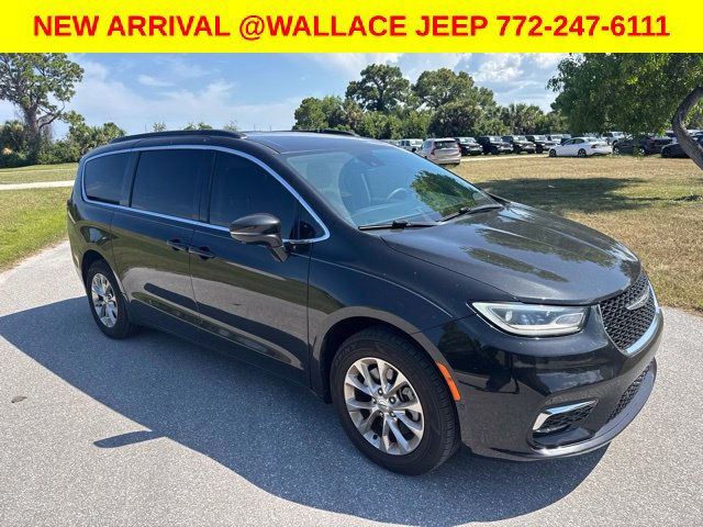 Certified 2022 Chrysler Pacifica Touring-L w/ Uconnect Theater Family Group AWD/4WD image 5