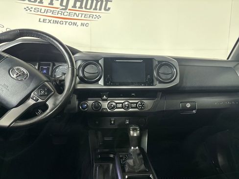 Used 2016 Toyota Tacoma TRD Sport image 23