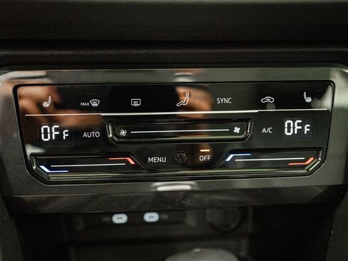 Used 2023 Volkswagen Tiguan SE w/ Panoramic Sunroof Package image 33