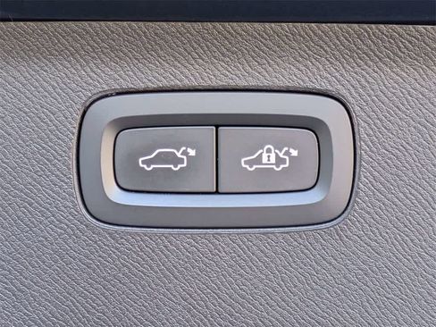 Used 2020 Volvo XC90 T6 Momentum w/ Protection Package Premier image 13