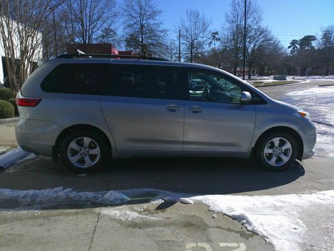 Used 2017 Toyota Sienna LE image 14