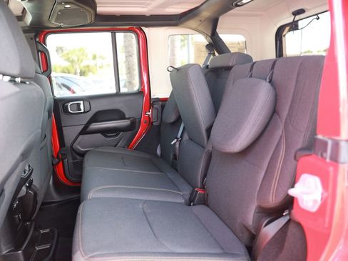 Used 2025 Jeep Wrangler Unlimited Sahara image 33