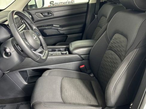 Used 2025 Nissan Pathfinder SV image 12