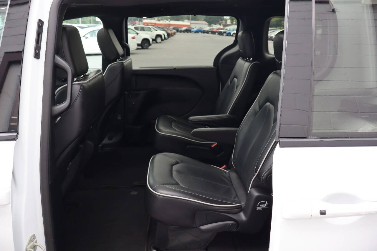 Used 2025 Chrysler Pacifica Limited FWD image 5