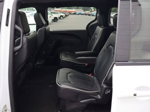 Used 2025 Chrysler Pacifica Limited FWD image 5