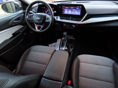 Used 2025 Chevrolet Trax LT w/ LT Convenience Package image 14