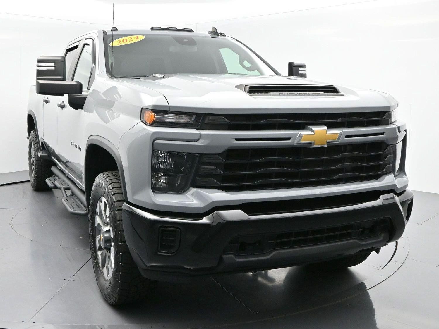 Used 2024 Chevrolet Silverado 2500 Custom w/ Custom Convenience Package AWD/4WD image 2